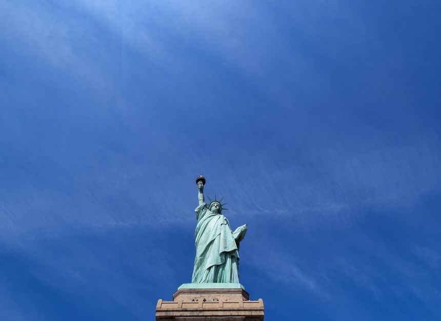 蓝天下的自由女神像