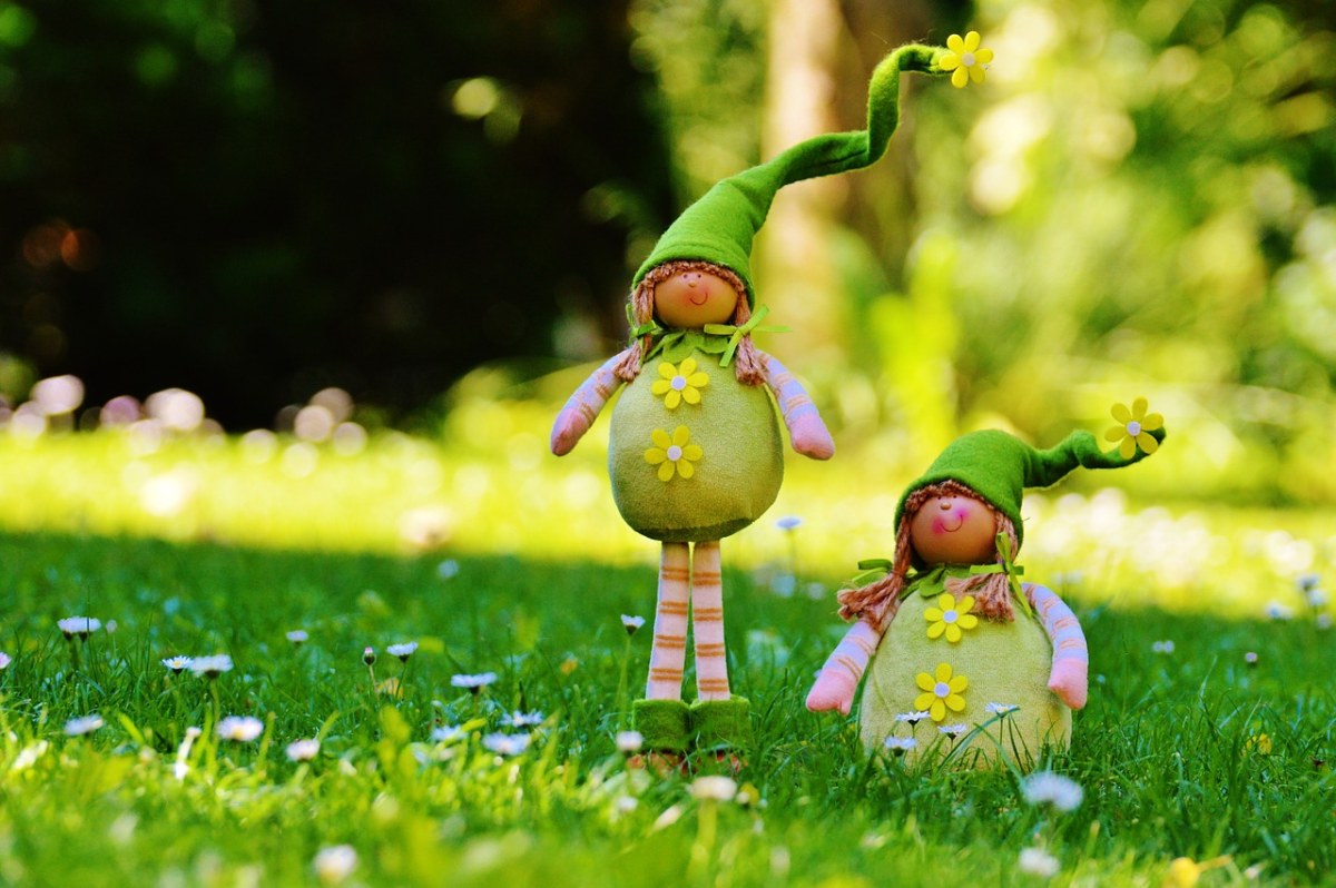 春天草地上的布娃娃玩偶免费图片