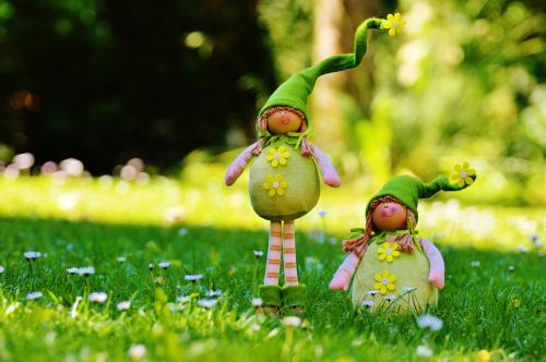 春天草地上的布娃娃玩偶