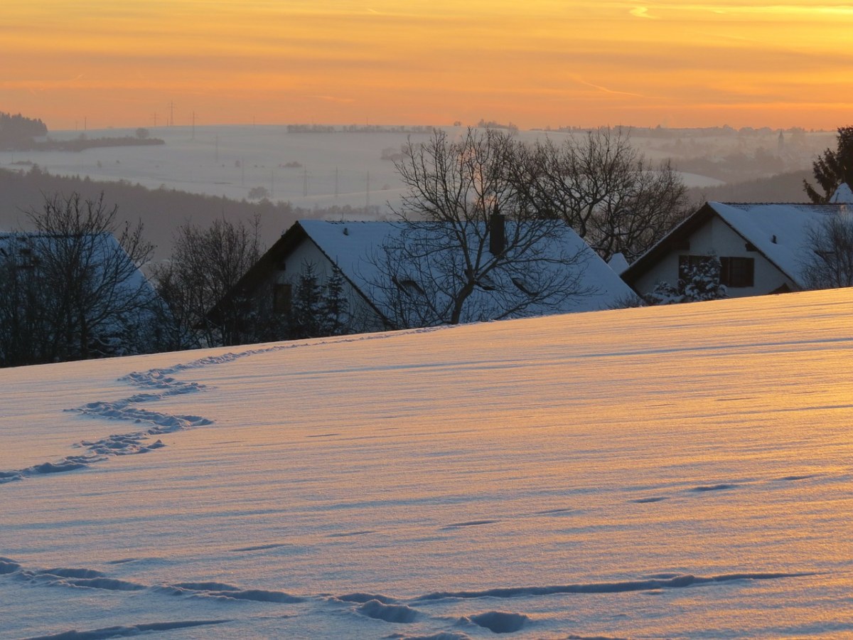 黄昏的雪地图片免费图片