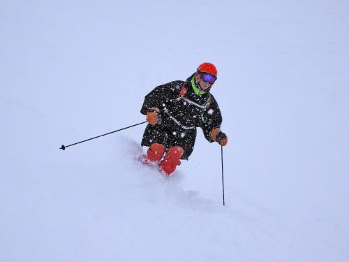 滑雪板、洁白的雪地、白