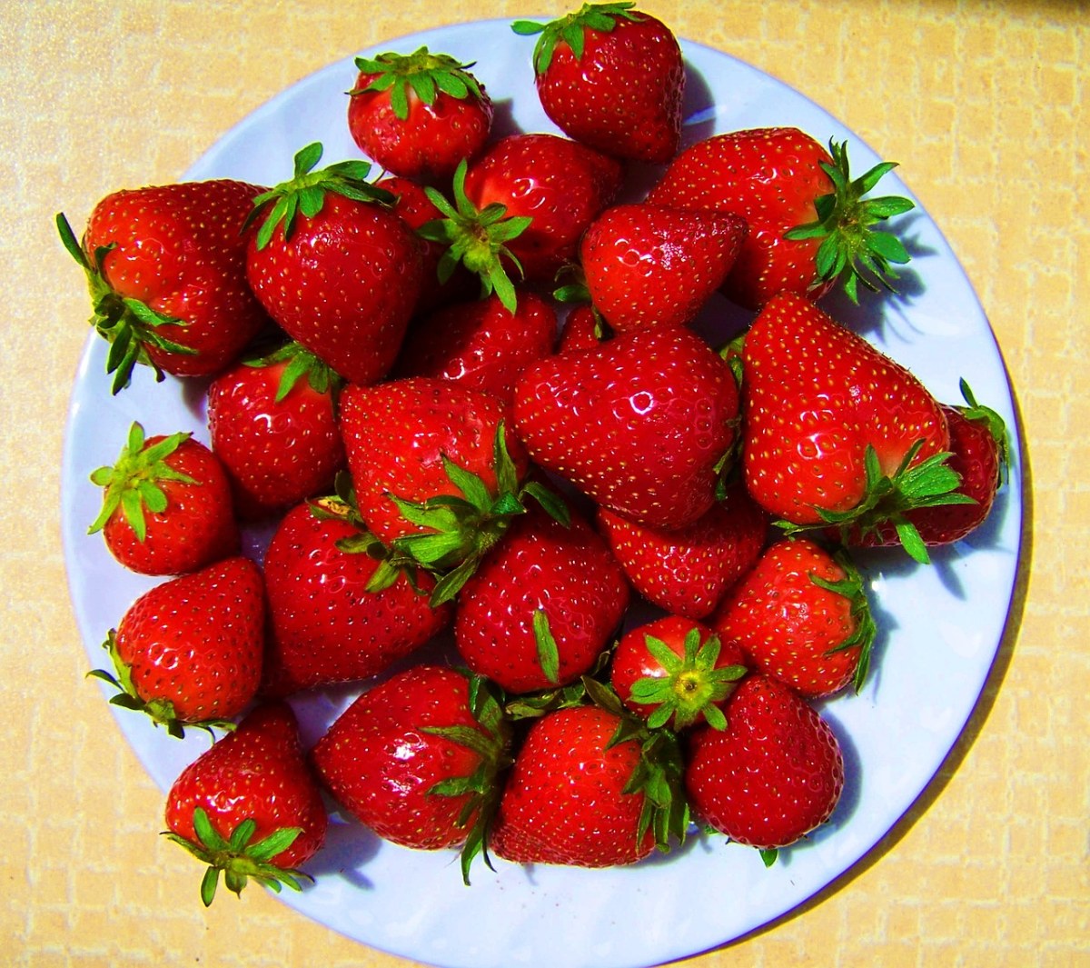 盘子里的新鲜草莓免费图片