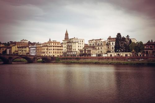 三星股价暴跌30%！市值大幅缩水 ，投资者质疑其竞争力