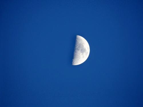 半个月亮、夜、天空
