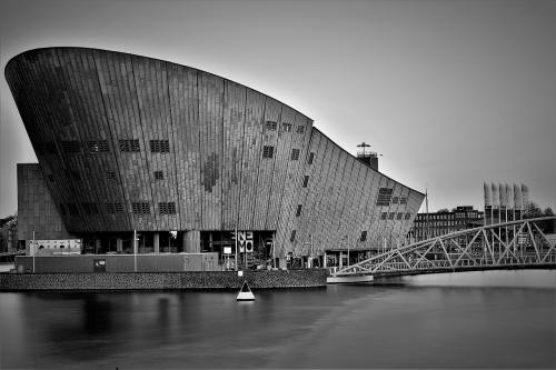 收废品大叔默默给店家铺了块地毯