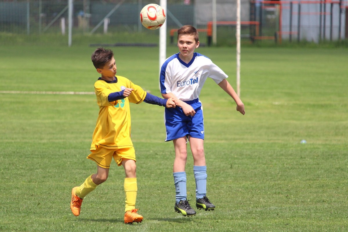 足球,孩子们,年轻的学生