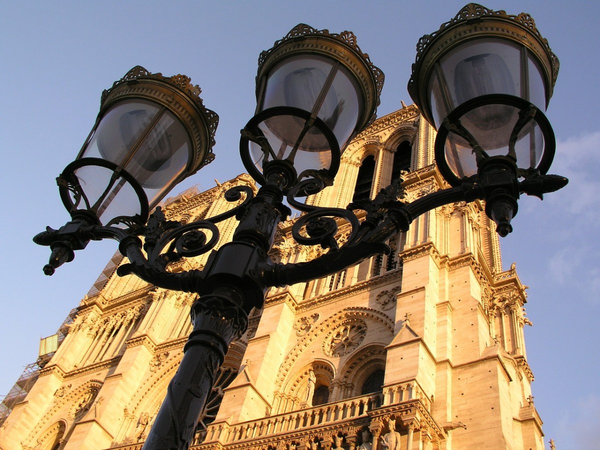 巴黎圣母院、路灯、巴黎免费图片