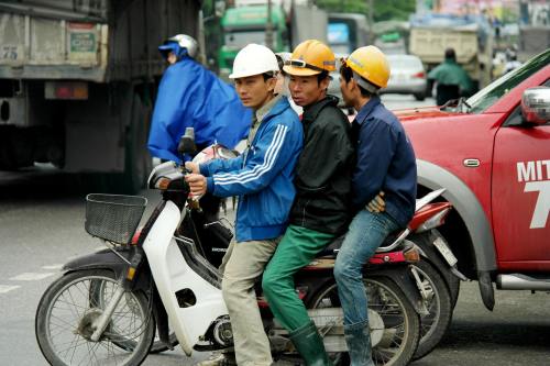 男子骑自行车、越南、亚洲