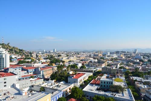 收废品大叔默默给店家铺了块地毯