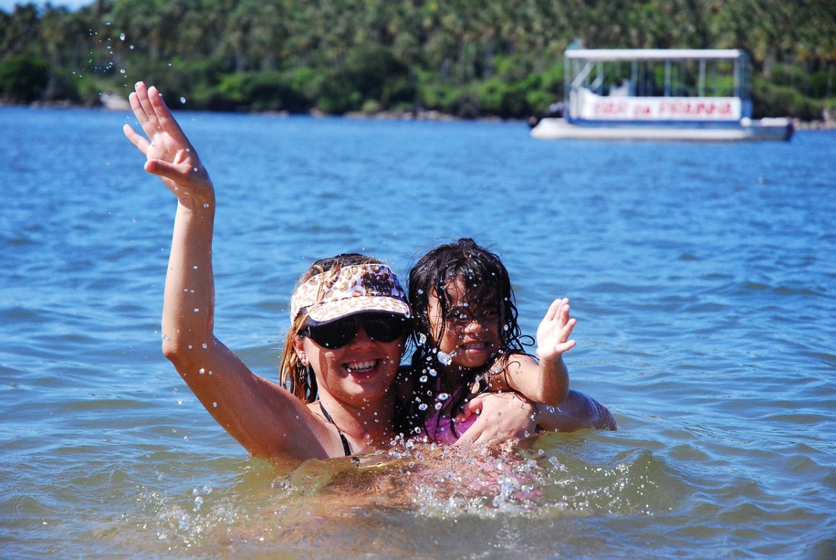 母亲和女儿、海滩、船只免费图片