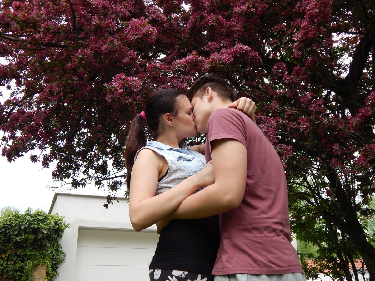 接吻的情侣人物免费图片