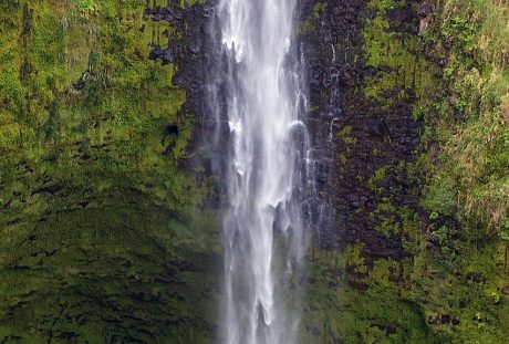 夏威夷的阿卡卡瀑布