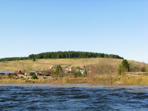 俄罗斯彼尔姆边疆区河畔的村庄风景