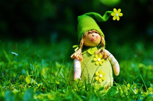草地上可爱的布娃娃玩偶