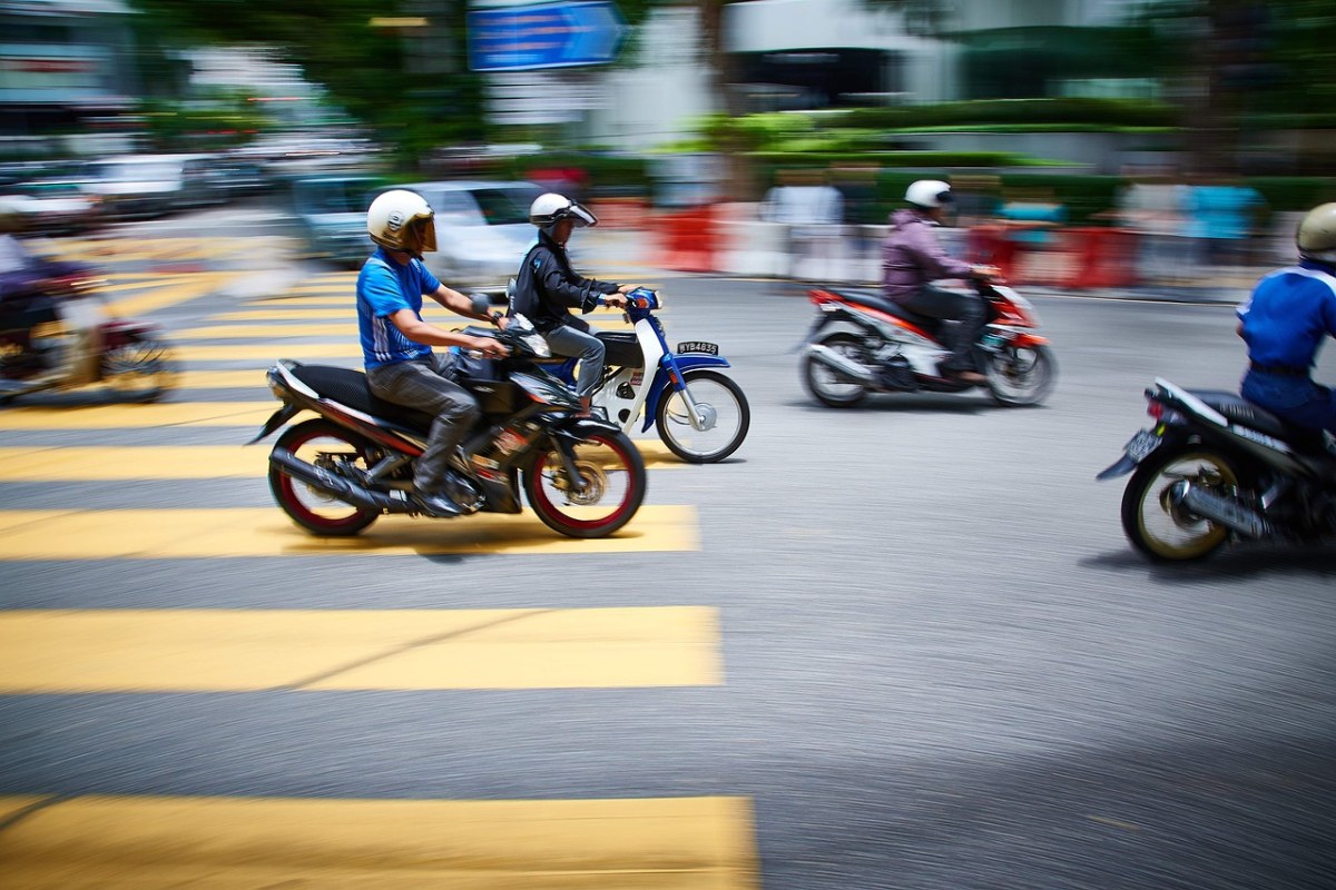 摩托车、轻便摩托车、街免费图片
