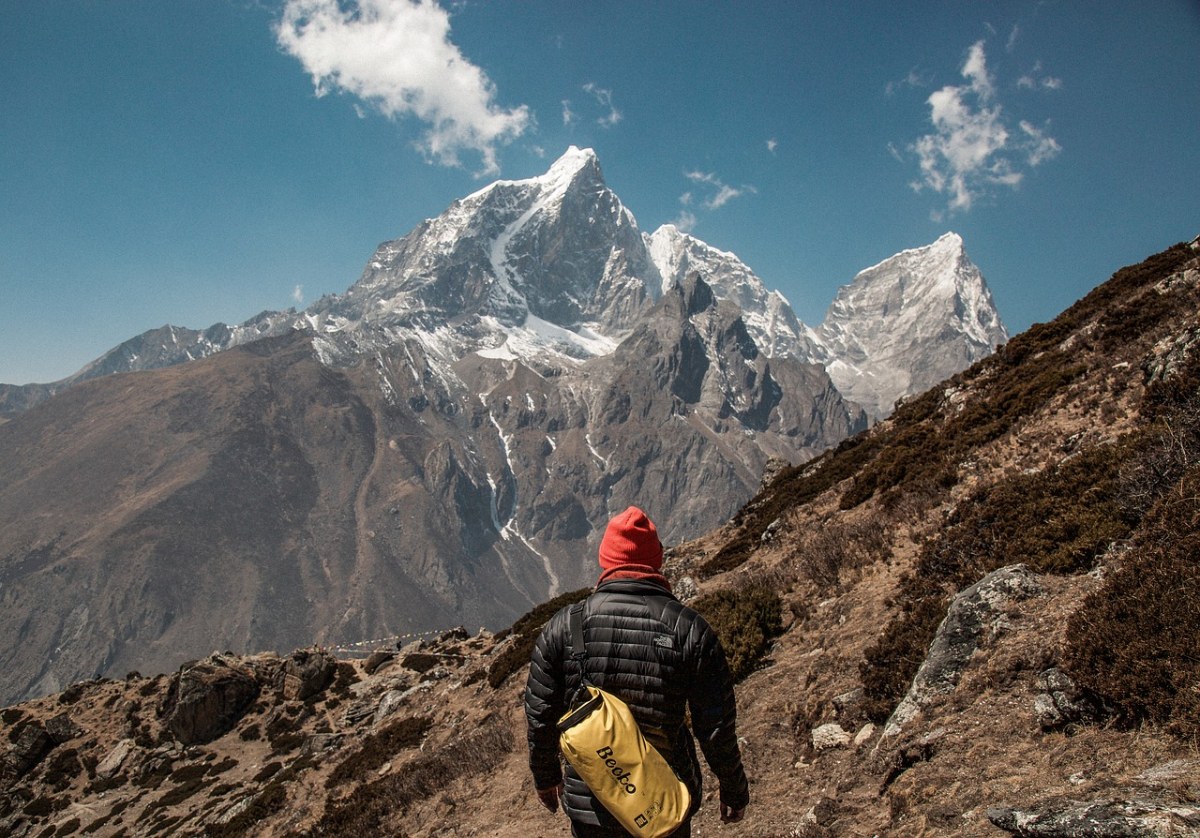 一个人背包旅行高原的背影图免费图片