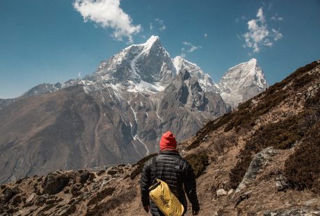 一个人背包旅行高原的背影图