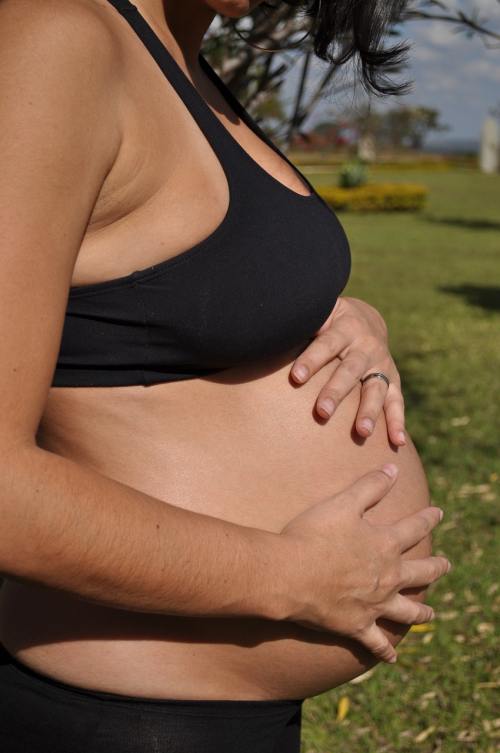 孕妇的肚皮、怀孕的女人