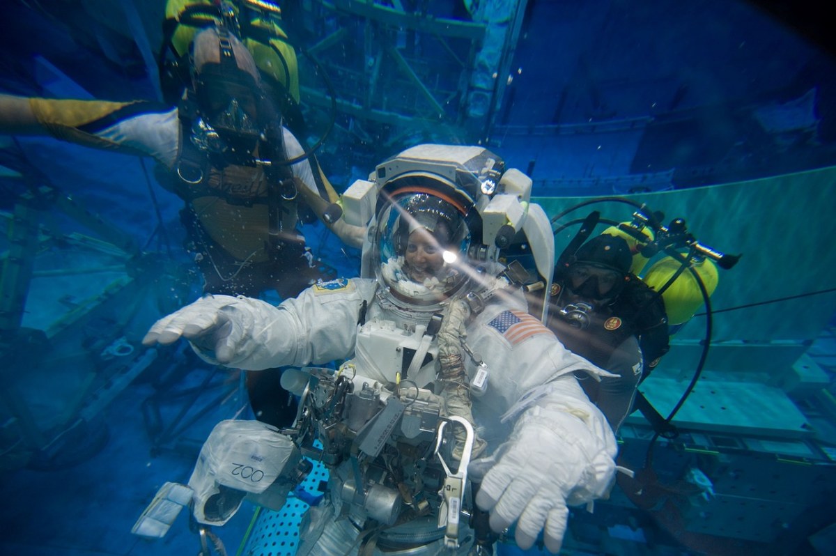 宇航员、宇航服、在水之下免费图片