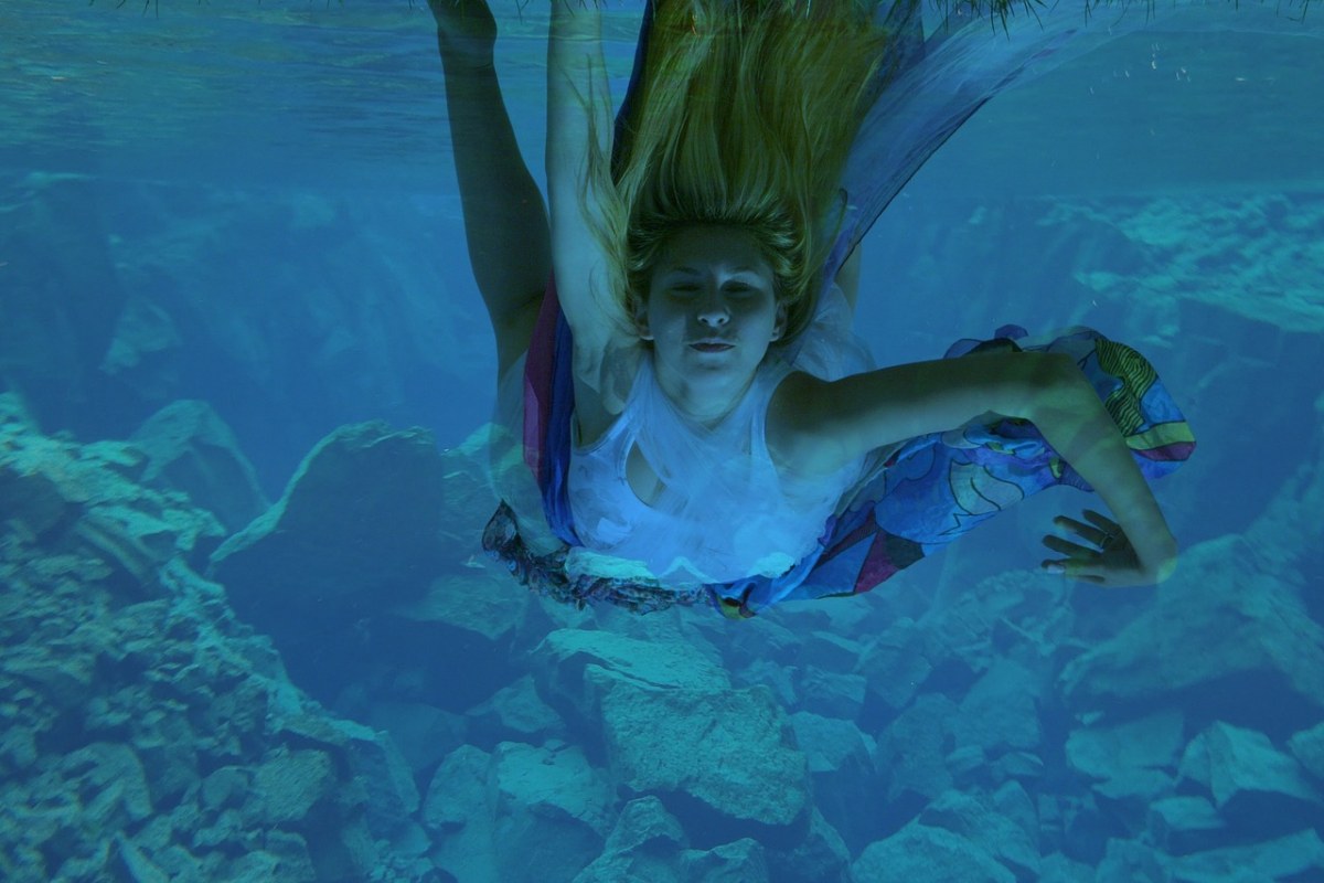 潜水的女人免费图片