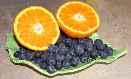 蓝莓与切开的橙子