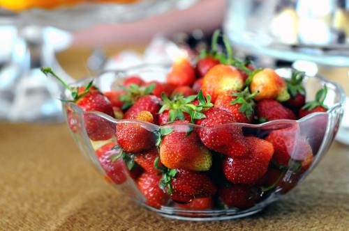 草莓、碗、水果