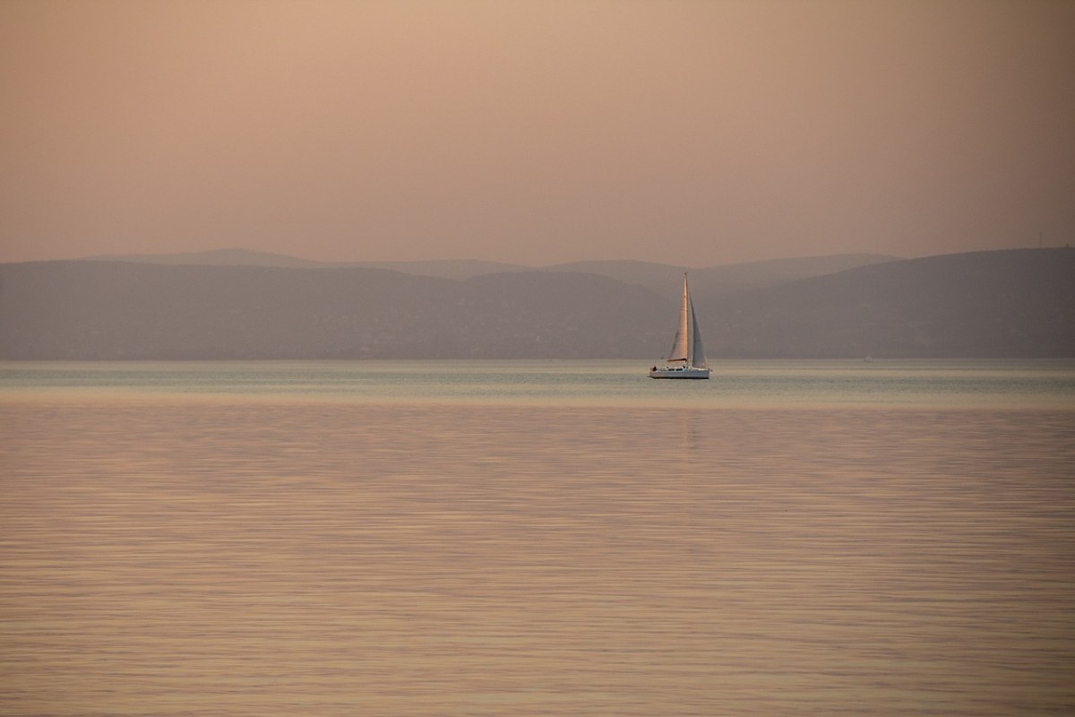 黄昏、水、帆船免费图片