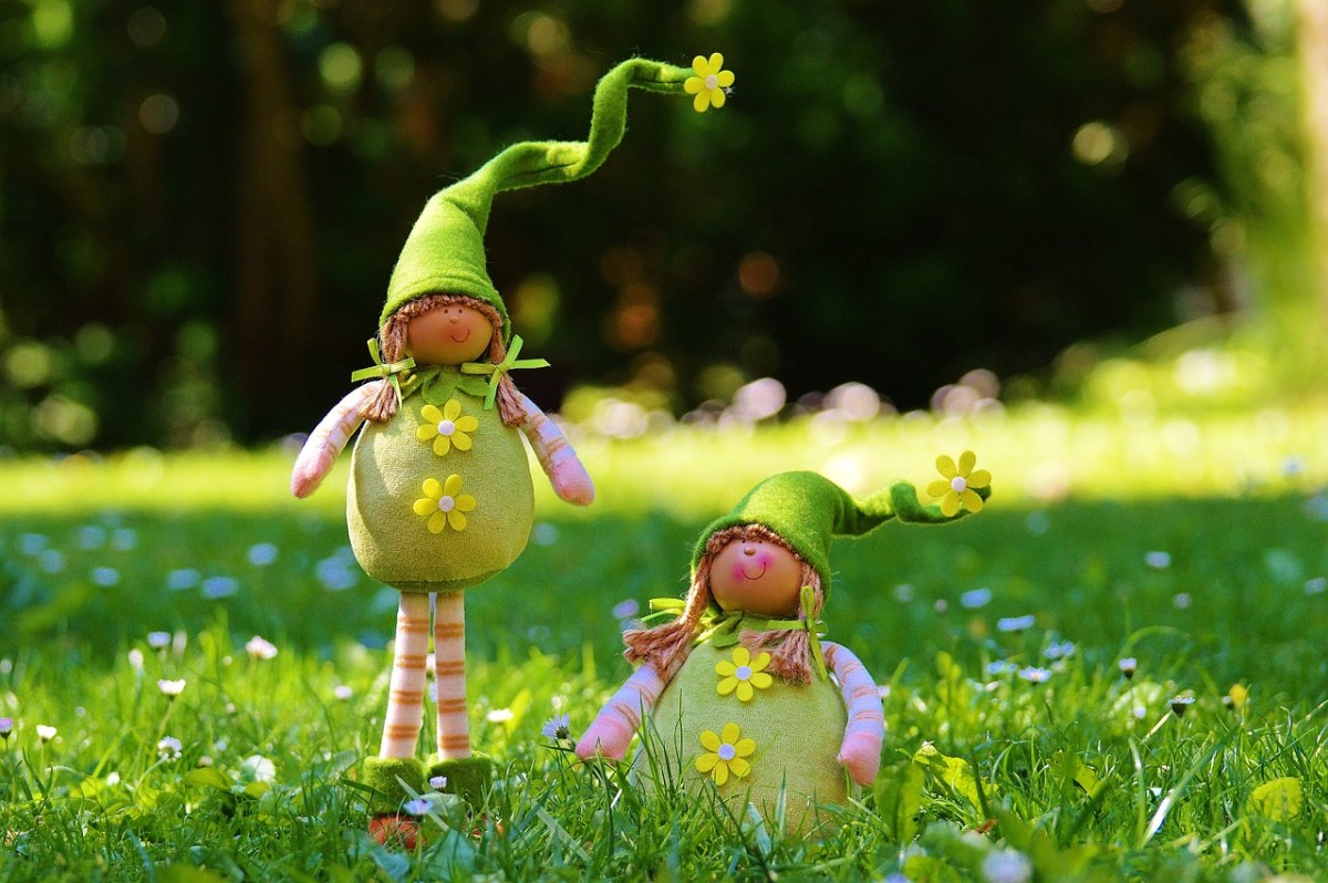 春天草地上可爱的布娃娃玩具免费图片