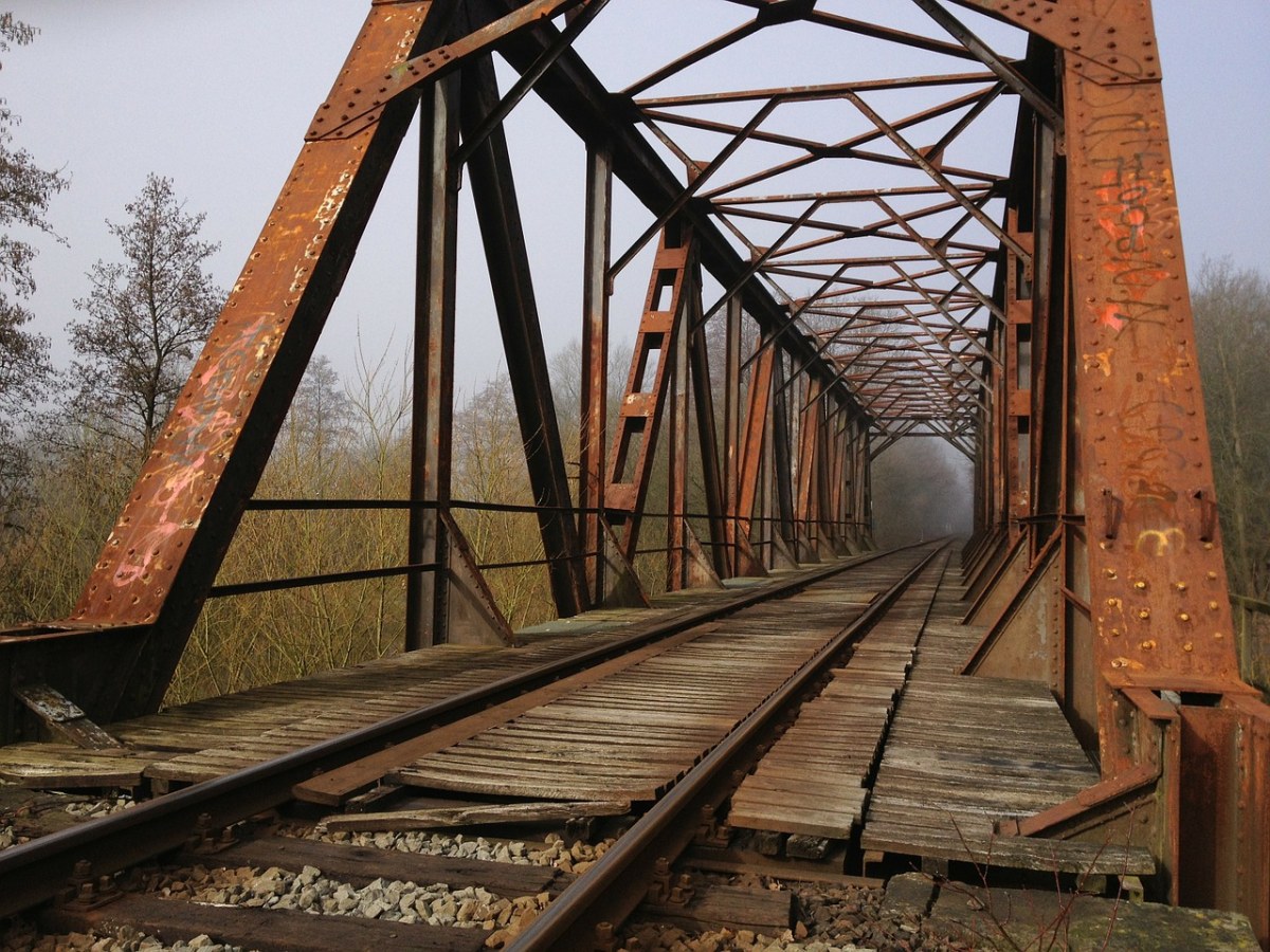 铁桥生锈图片