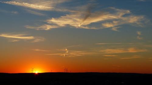Screen time in bed linked to worse sleep, study finds