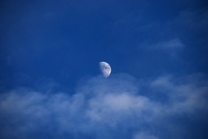 月亮一片蓝天图片