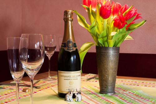 桌面上的香槟与郁金香插花花束