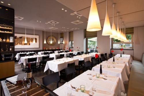 年末行情分化，沪指微涨泛AI现分歧，零售龙头中百集团续写传奇