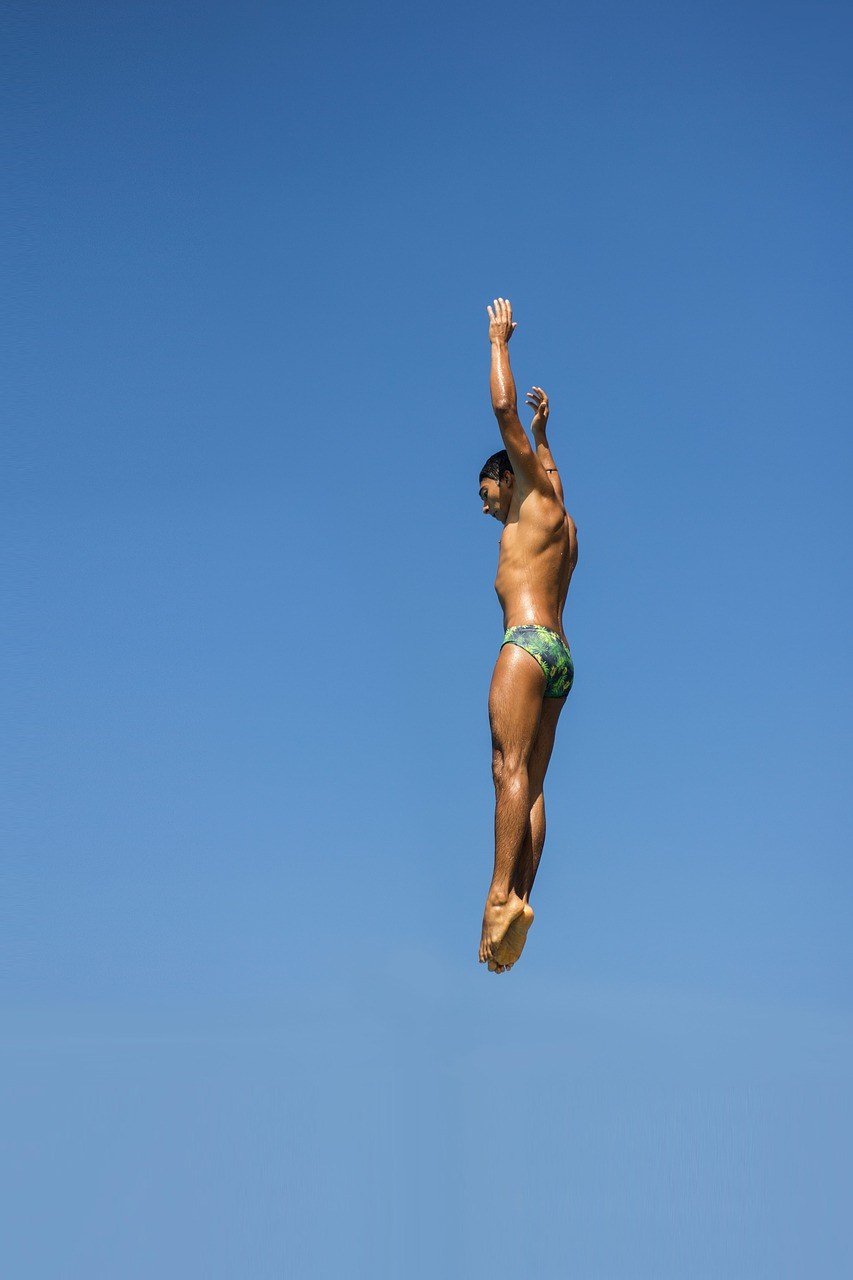 跳水运动的男子免费图片