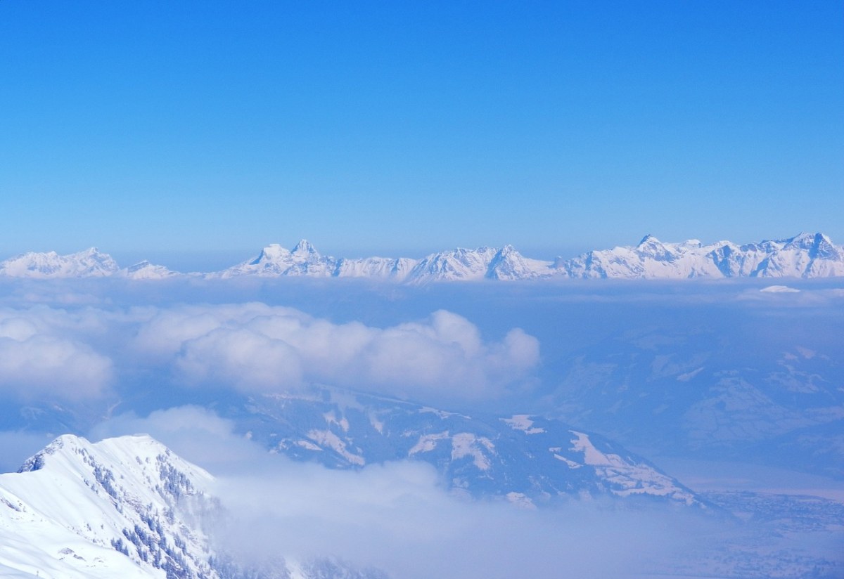 查看,kitzbühel,阿尔卑斯山,云层上方
