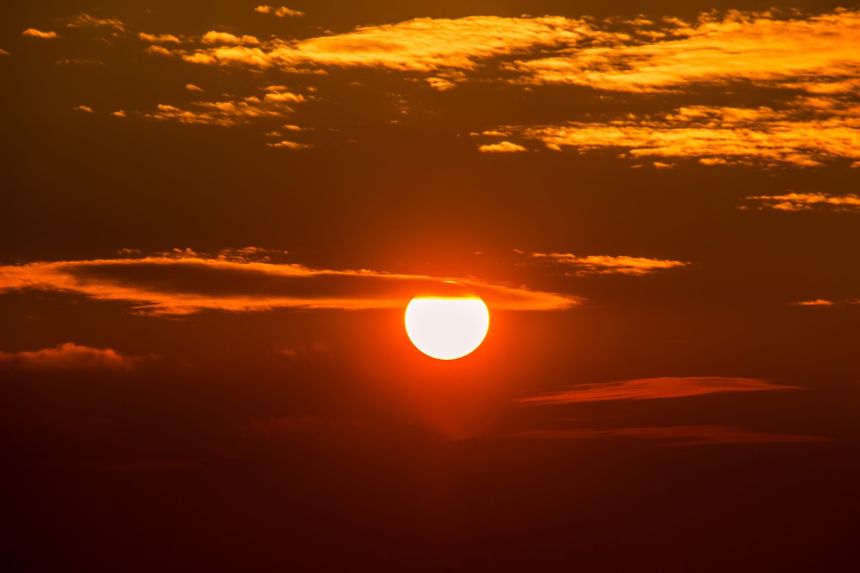 太阳日落时的照片图片