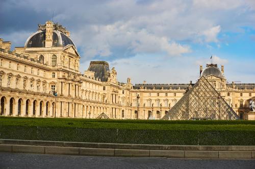 罗浮宫、巴黎、雕像