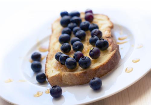 盘子里的面包与蓝莓