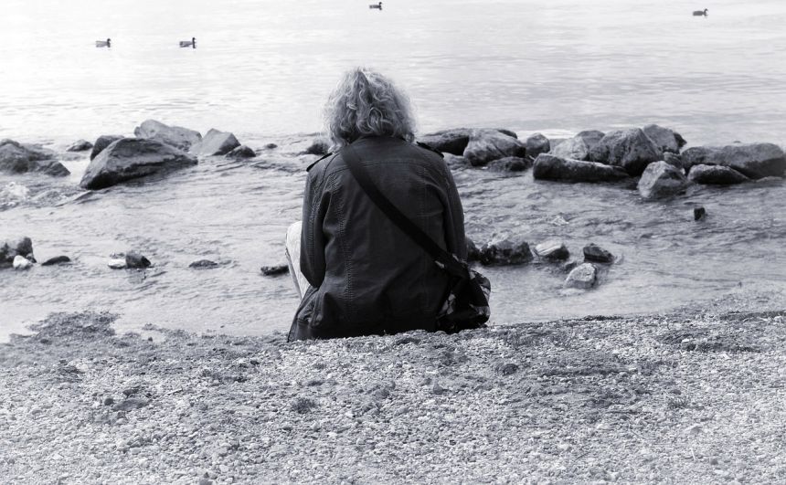 一个人在海边孤独图片图片