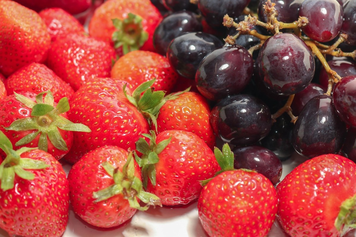 草莓、葡萄、菠萝免费图片