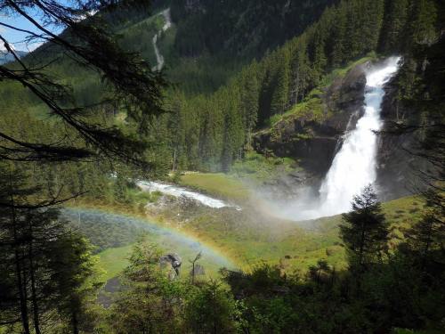 奥地利萨尔茨瀑布彩虹风景