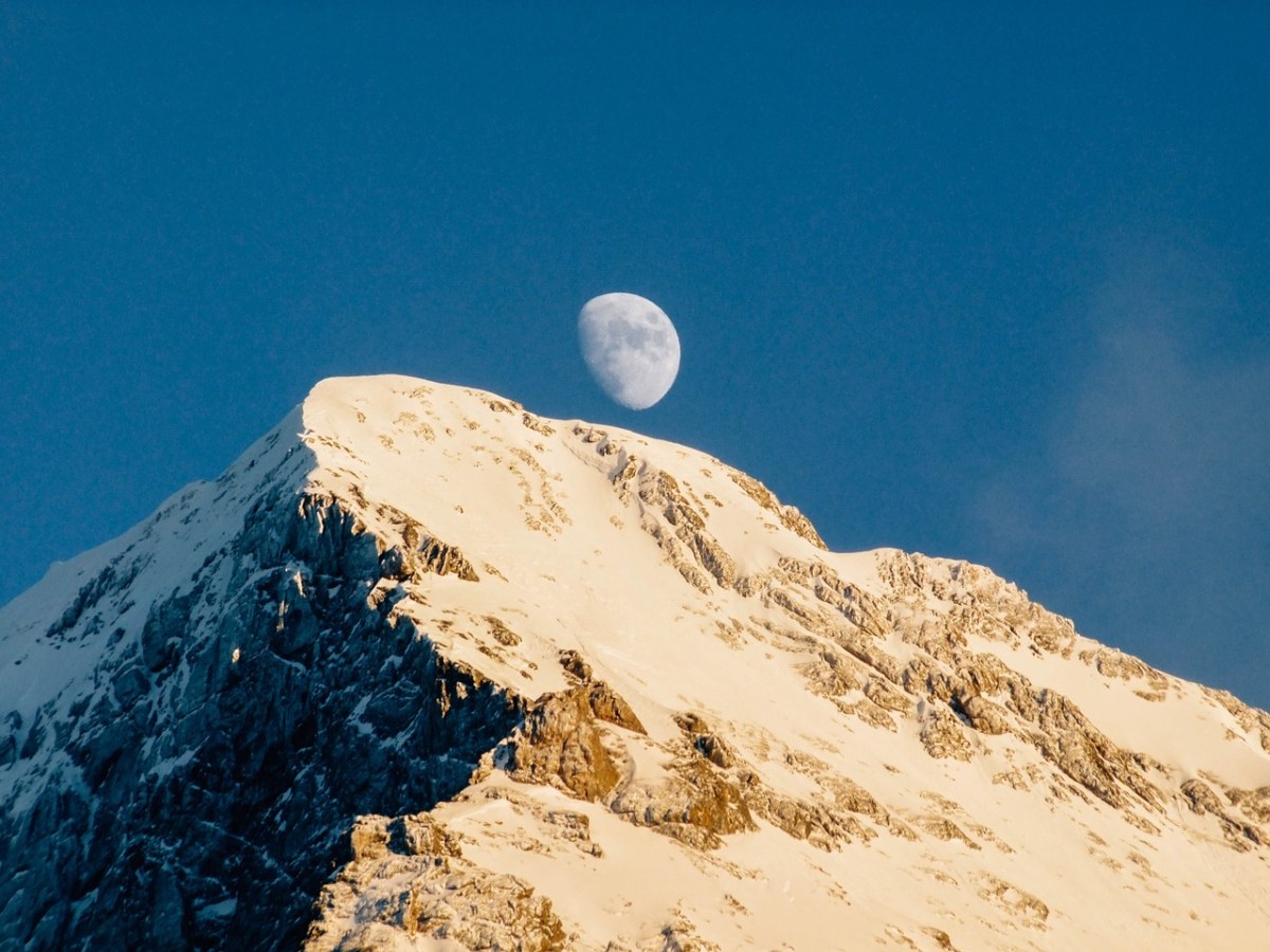 矢量插图的一个人站在山上与一个美丽的山脉的观点。山上的日出和日落。插画图片素材_ID:412212457-Veer图库