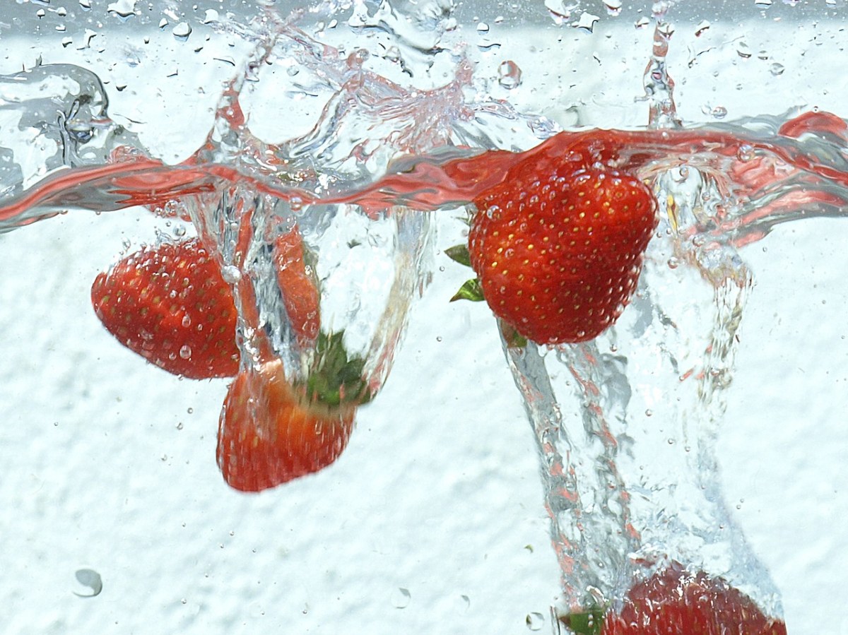 水中的草莓摄影免费图片