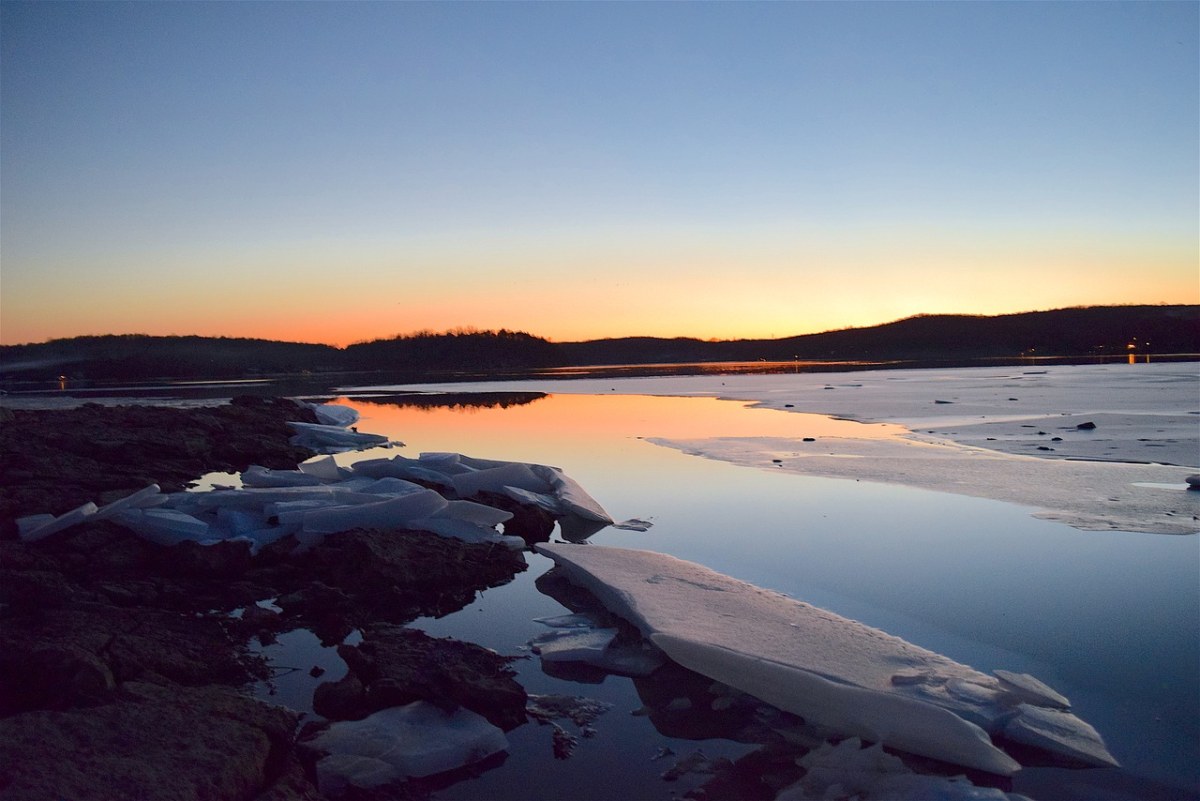 结冰的湖面与晚霞免费图片