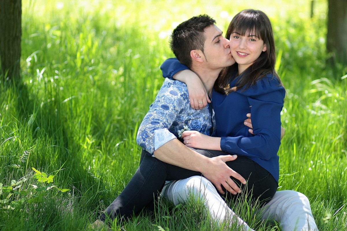 草地上的情侣夫妇免费图片