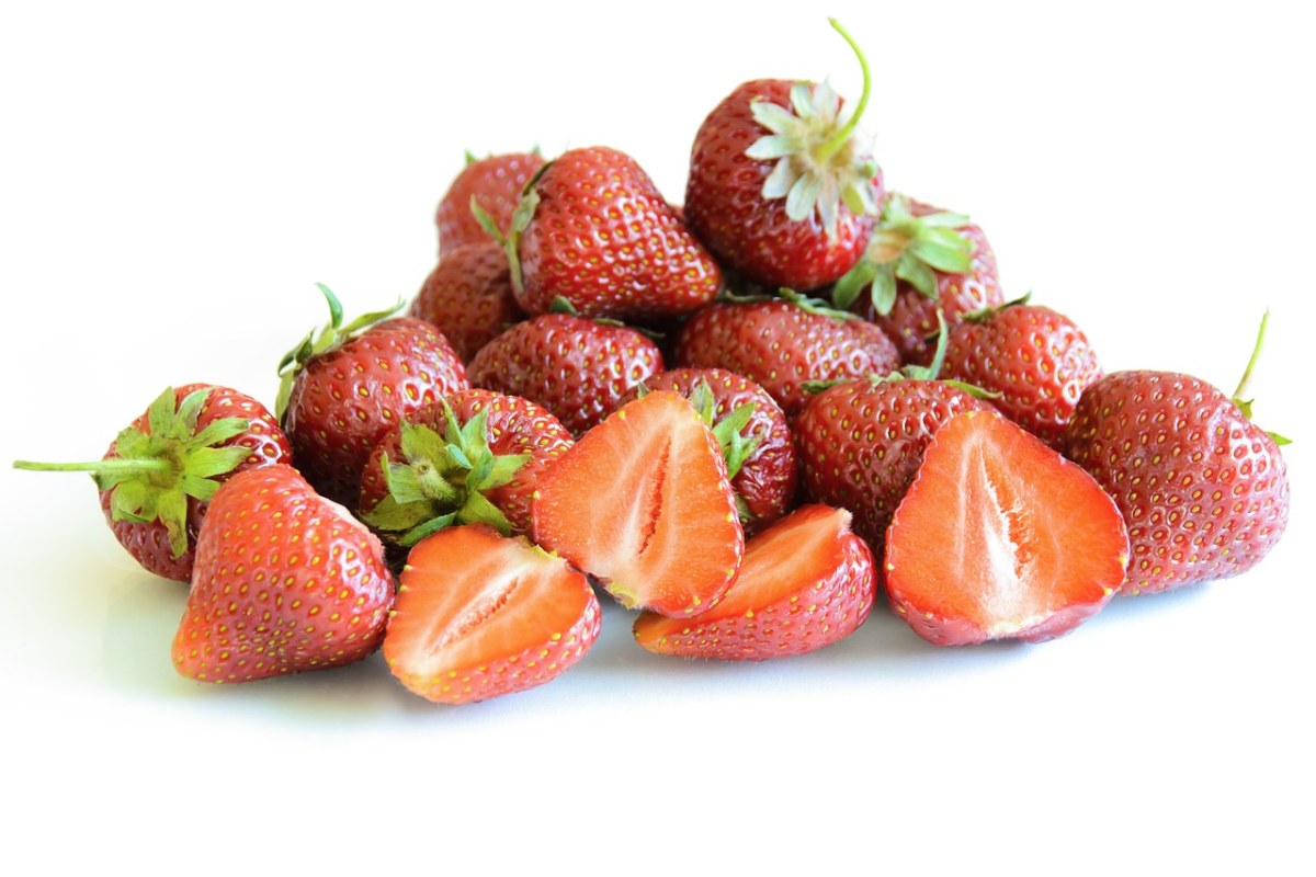 多汁，新鲜的草莓、草莓、孤立免费图片