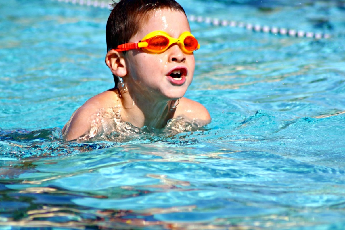 游泳的男孩免费图片