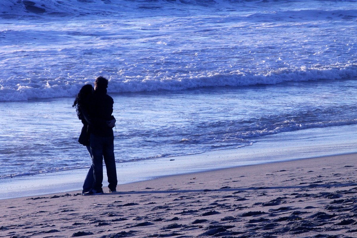 情侣海边合照图片图片