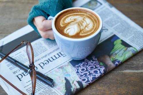 咖啡、报纸、阅读