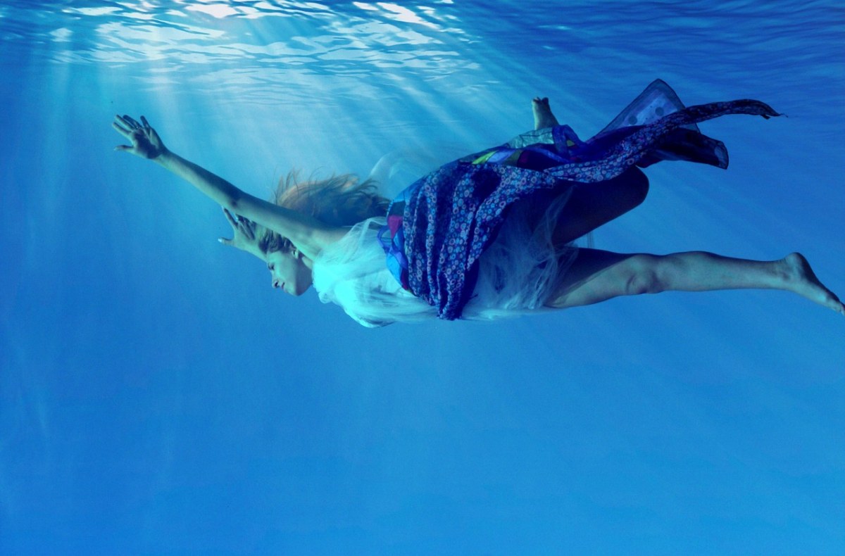 潜水的女人水下摄影免费图片